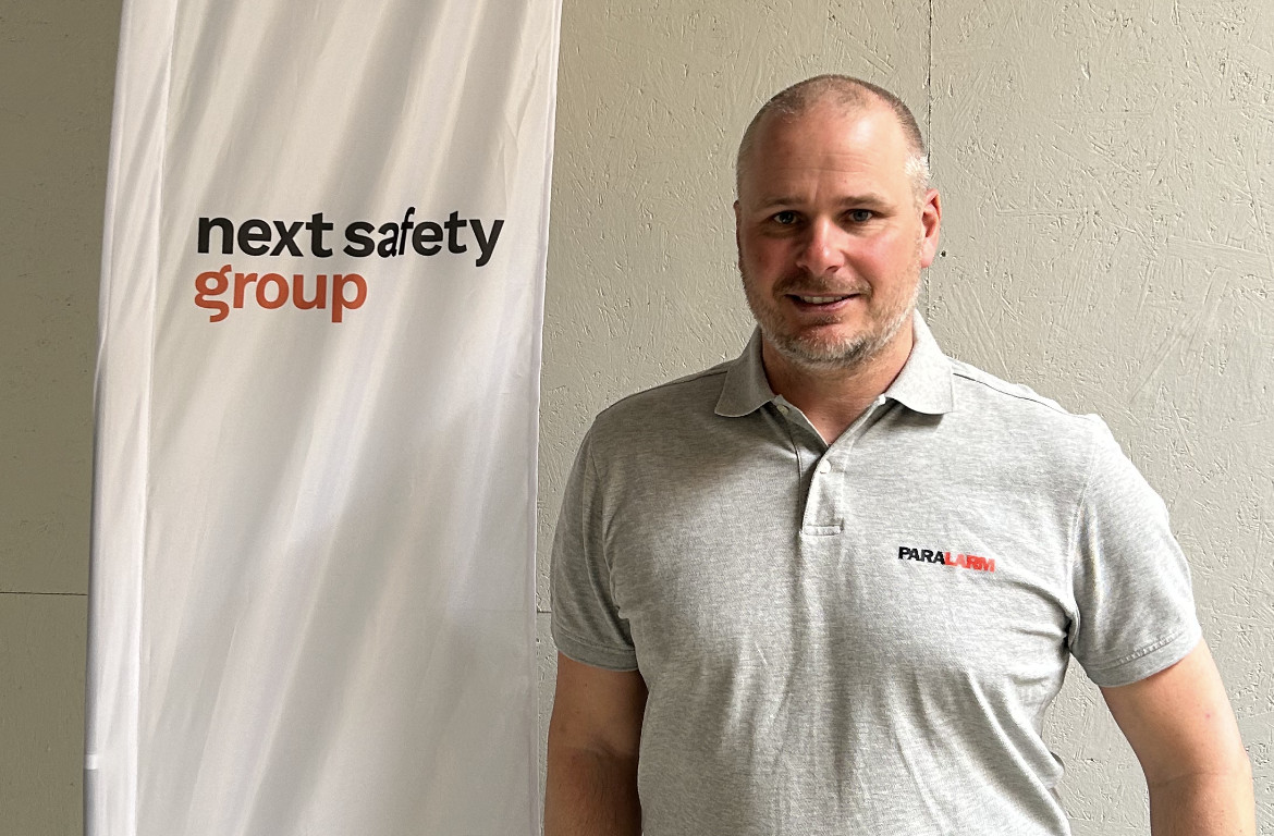 Jonas på Paralar framför en vepa där det står Next Safety Group